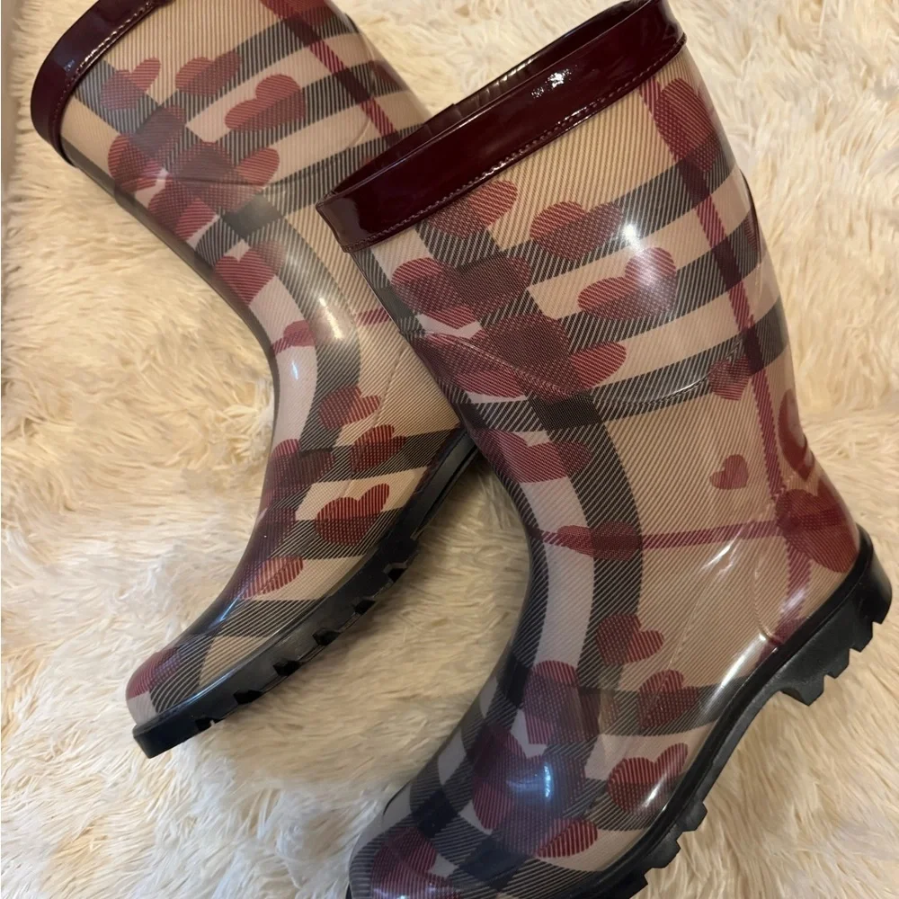 Burberry Check Heart Rain Boots - Picture 2 of 3